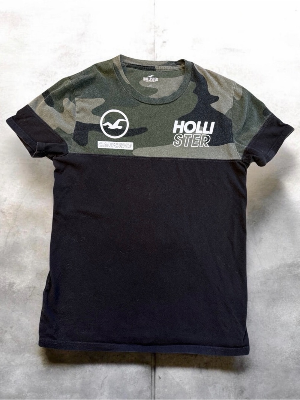 Hollister Men’s Camo & Black Short Sleeve Crew Tee
